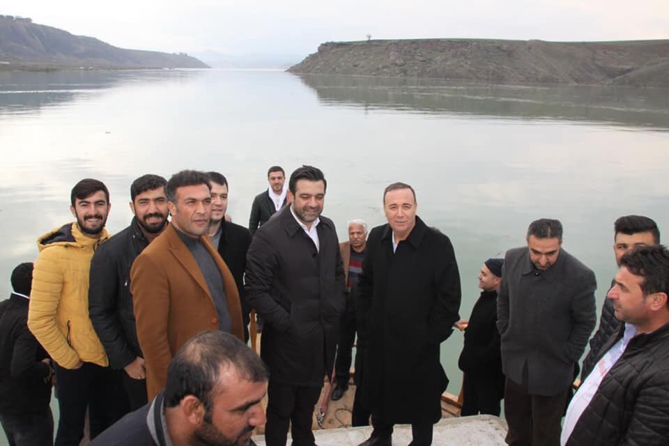AvEkremOlgac's tweet photo. M.V Sn @osman_oren ile birlikte ilimizin,değerli,yerel ve ulusal basın mensuplarıyla bir araya gelerek, kentimizdeki mevcut projeler ve gelişmeler hakkında bilgi verdik,akabinde basın mensupları ile birlikte,su tutmaya başlayan Ilısu Baraj havzasında kalan bölgeyi ziyaret ettik. https://t.co/8tchI46NRj