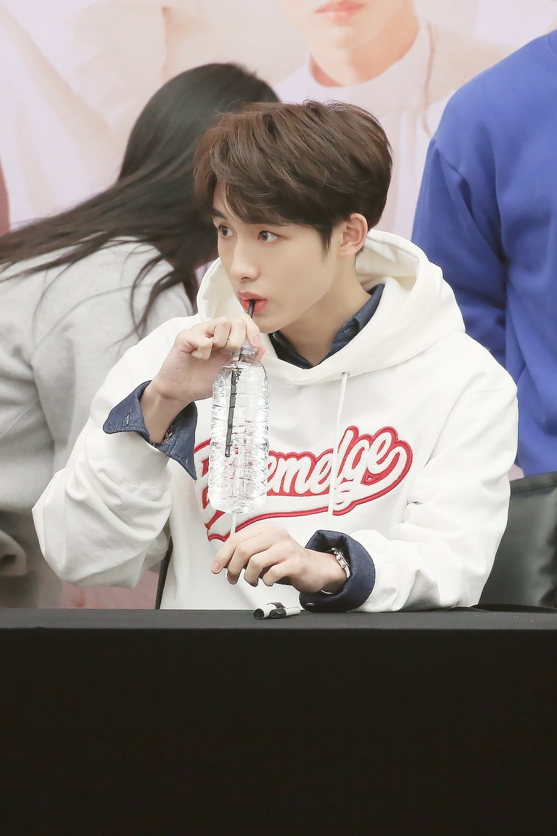 cleancotton_win's tweet photo. 200104 생수 탄산수 포카리 뭐든,,, 에셈으로 연락부탁,,,
#윈윈 #WINWIN #董思成 #WayV https://t.co/SfP69uTki4