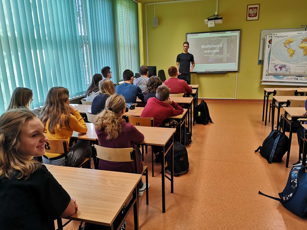 blockchain4e's tweet photo. O życiu po liceum, 🤭 wyborze kierunku studiów, 🧐 no i oczywiście o nowych technologiach 🚀 rozmawialiśmy w 
I Liceum Ogólnokształcącym im. Władysława Broniewskiego w Bełchatowie. https://t.co/NwRRoDLHnb