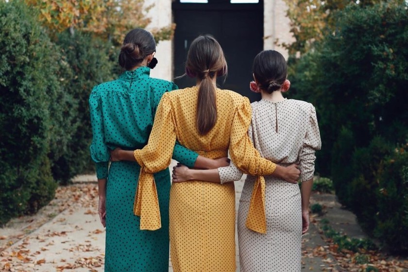 trendencias's tweet photo. Barey es la firma de aire andaluz que visten las it girls en sus bodas de invierno (y no pasa de 250 euros) #BodasDeInvierno #LookDeInvitada #Barey #LuciaBarcena https://t.co/AYmEBDcQmP https://t.co/6vZOiXX1va