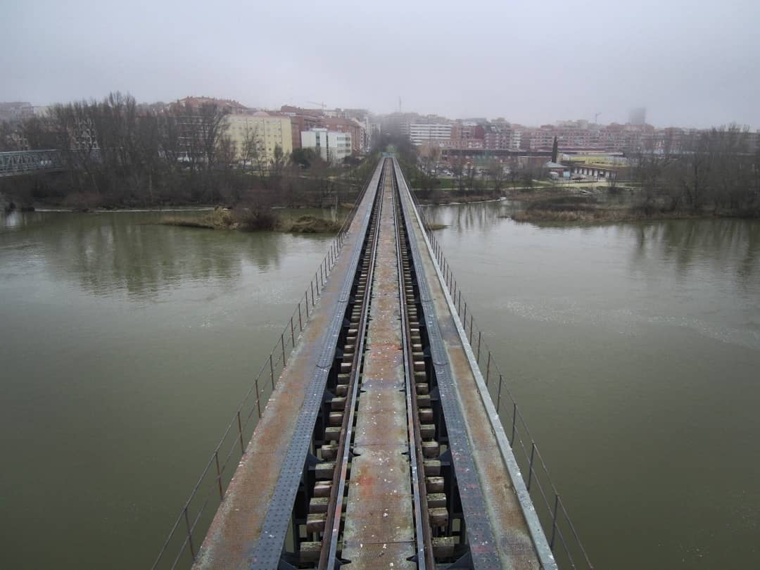 NoveznoZamora's tweet photo. 🚂 Tras 35 años desde el injusto cierre de la Línea Transversal Monfragüe-Astorga, seguimos reivindicando su recuperación y reapertura.

📸 Puente del ferrocarril sobre el río Duero a vista de dron. Fotografías realizadas junto a los compañeros de la @afzamorana https://t.co/c3fcuNE4hU