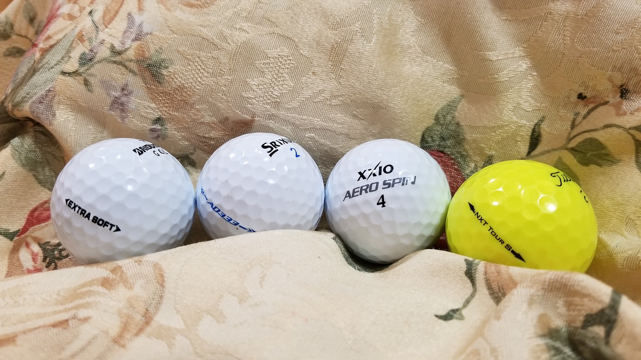 あらかん ゴルフ ボール高いな 消費の早いテニスボールよりマシかもしれないが クラブ買った時ロストボールも買ってみたけど皆柔らかめのモデルだったみたい リフティングだとエアロスピン Ad333 Extra Softの順で柔らかい感じ タイトリストのだけ