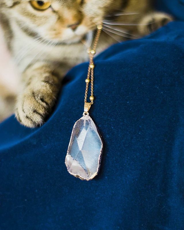 moondome_uk's tweet photo. Treasure hunt ✨
available from my shop for £47. Tap links in profile to see more. .
.
.
.
#crystal #crystalpendant #quartz #crystalsofinstagram #golden #gold #fairylights #magic #cozy #octobervibes #halloweenart #halloweeninspo #crystallove #instacry… https://t.co/d4SIvsvHCY https://t.co/DJVJMQQOzA