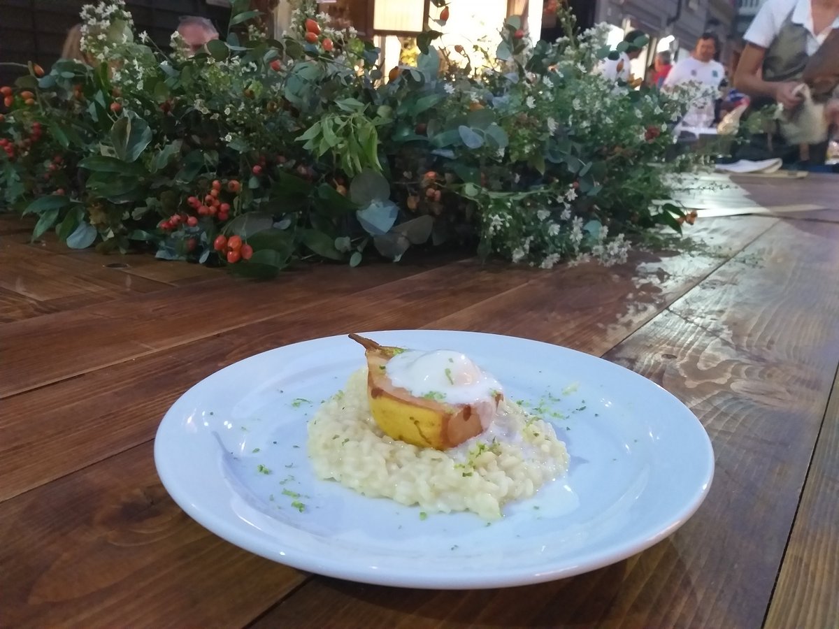 in questo piatto non c'è un solo un risotto con pera formaggio e gelato. Dietro ad una ricetta come sempre ci sono storia, cultura, mille persone e tante emozioni da percepire, ciò che è bello conoscere #montebore #collitortonesi #timorasso #Piemonte #sapori #gourmet #winelovers