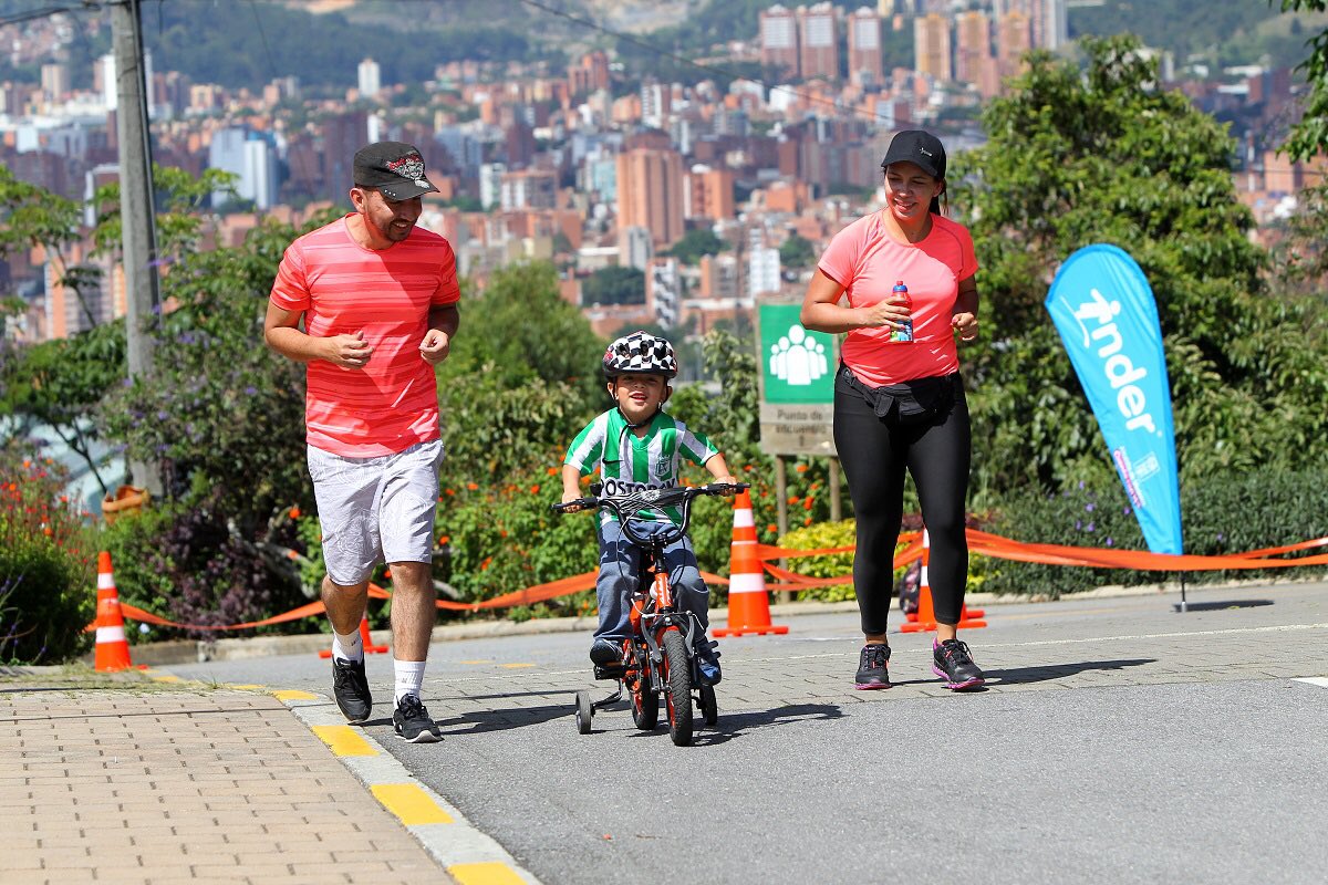 INDERMEDELLIN's tweet photo. #Atención 🚨

El próximo domingo 12 de enero regresan nuestras Ciclovías en Medellín. Prográmate, asiste en familia y disfruta de estos espacios de ciudad. 

Comparte esta gran noticia 🚴‍♂

#MedellínFuturo https://t.co/0y6ay484Tw