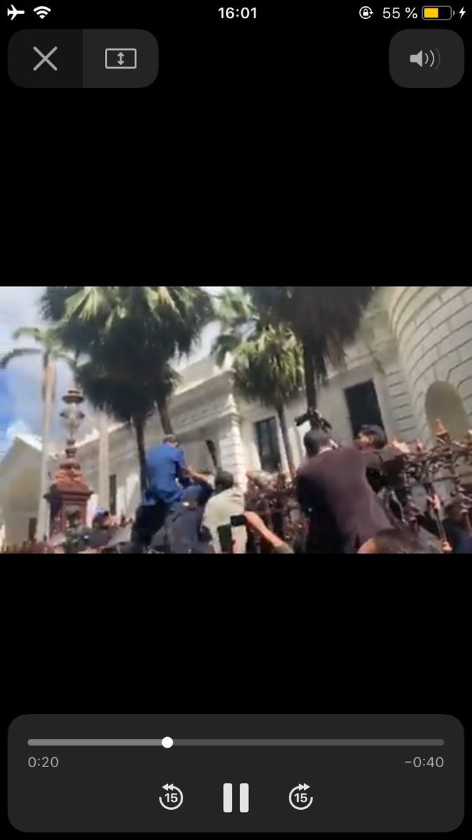 No sé de cuándo es el video, pero este mongólico Juan Guaidó ni pa’ saltar una reja sirve. Un animal a la altura de Maduro.