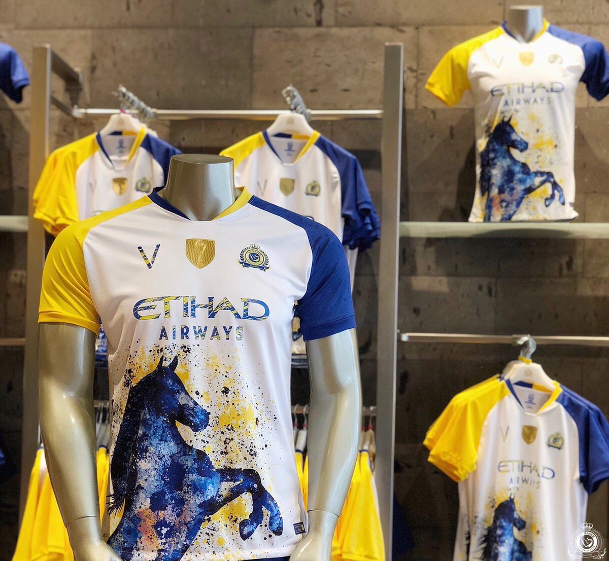 fahdalhozaim's tweet image. جماهير #النصر لأنكم فرسان العالمي وبمناسبة تحقيق كأس السوبر قدم رجل الأعمال (سعود المالك) 25 تيشيرت من طقم بطولة السوبر الطقم الثالث وتستاهلون💙💛
والسحب سيكون آلي من الرتويت على حسابي وبيكون يوم الأربعاء بالليل بإذن الله💙💛 فقط ماعليك سوى عمل رتويت لدخول السحب @saud_almalik