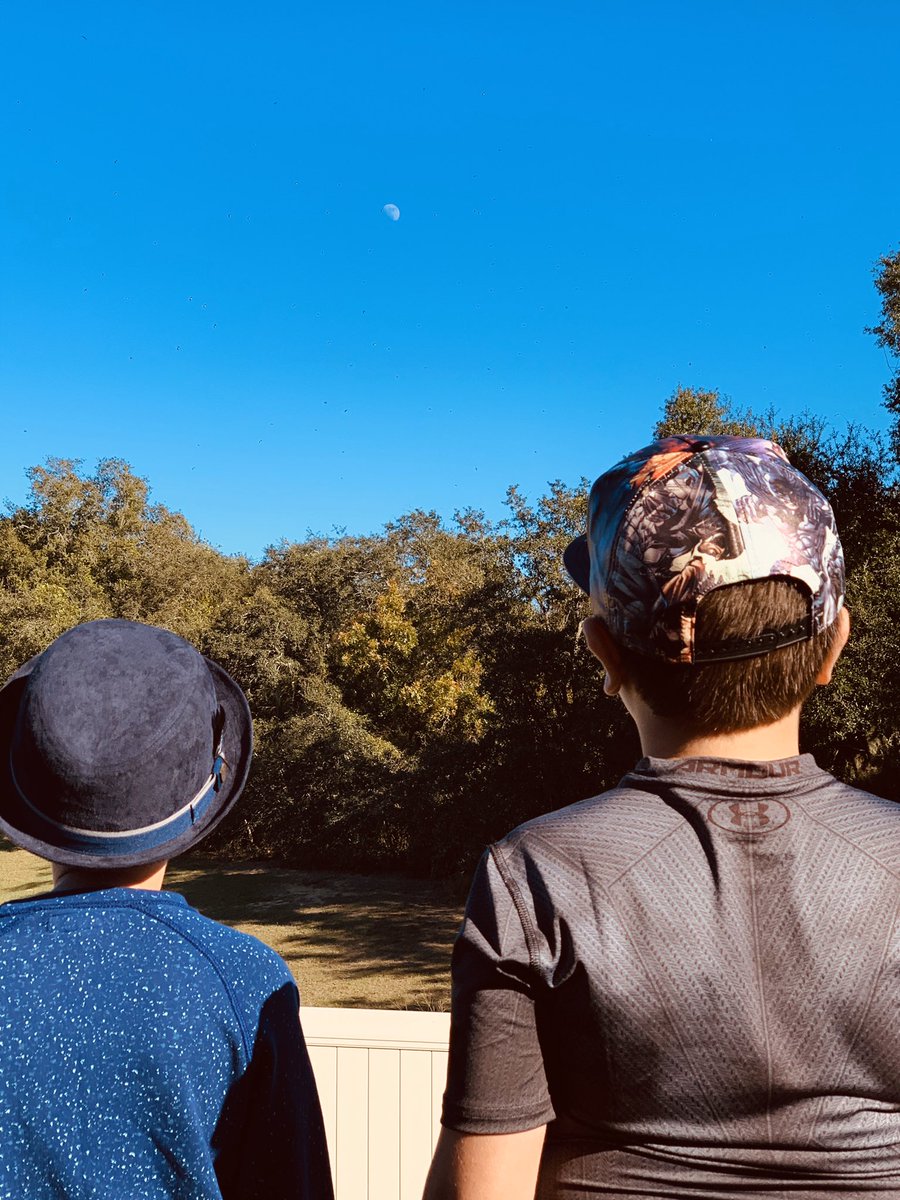 captainatv1's tweet image. When it’s 3:15 in the afternoon and the Man on the Moon wants to speak to you...you stop and listen! #daytimemoon #manonthemoon #moonisout #middaymoon #captainatv #captainaandcaptainsysyendlesssummeradventures