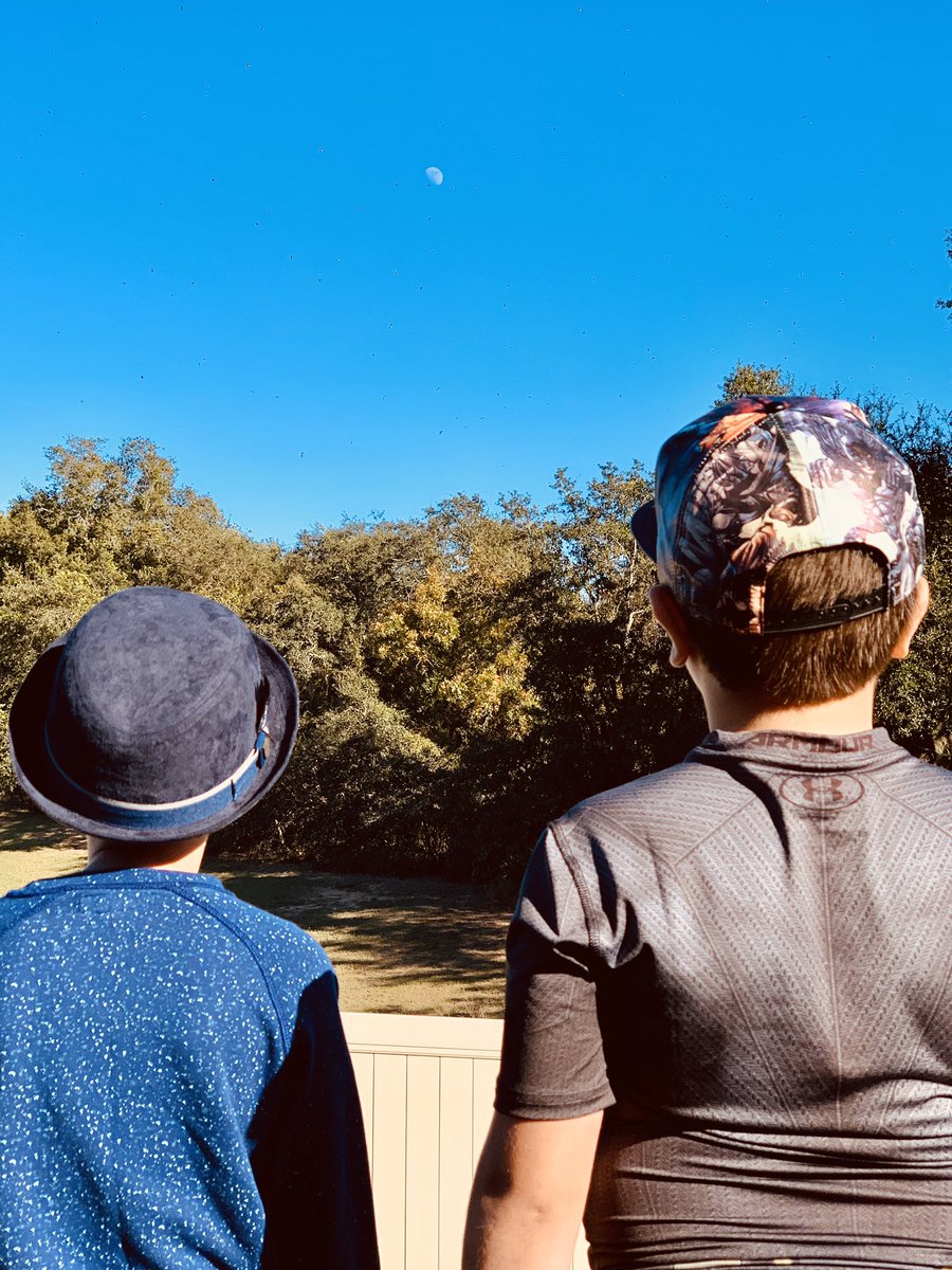 captainatv1's tweet image. When it’s 3:15 in the afternoon and the Man on the Moon wants to speak to you...you stop and listen! #daytimemoon #manonthemoon #moonisout #middaymoon #captainatv #captainaandcaptainsysyendlesssummeradventures