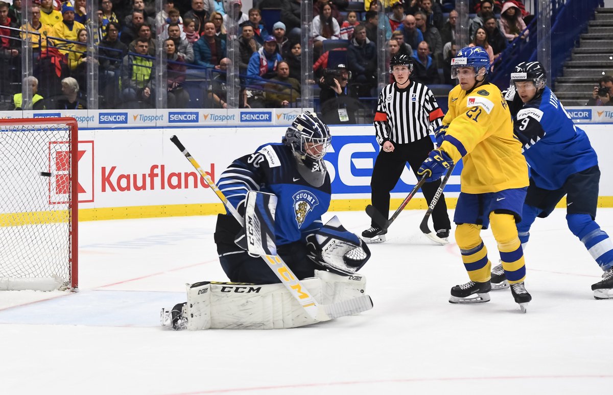 3⃣ Canadian officials are shining in medal day action at the #WorldJuniors 🥉🦓:

• Michael Campbell - <a href="/BCHockey_Source/">BC Hockey</a> 
• Fraser Lawrence - <a href="/HockeyAlberta/">Hockey Alberta</a> 
• Chad Huseby - <a href="/HockeyAlberta/">Hockey Alberta</a>