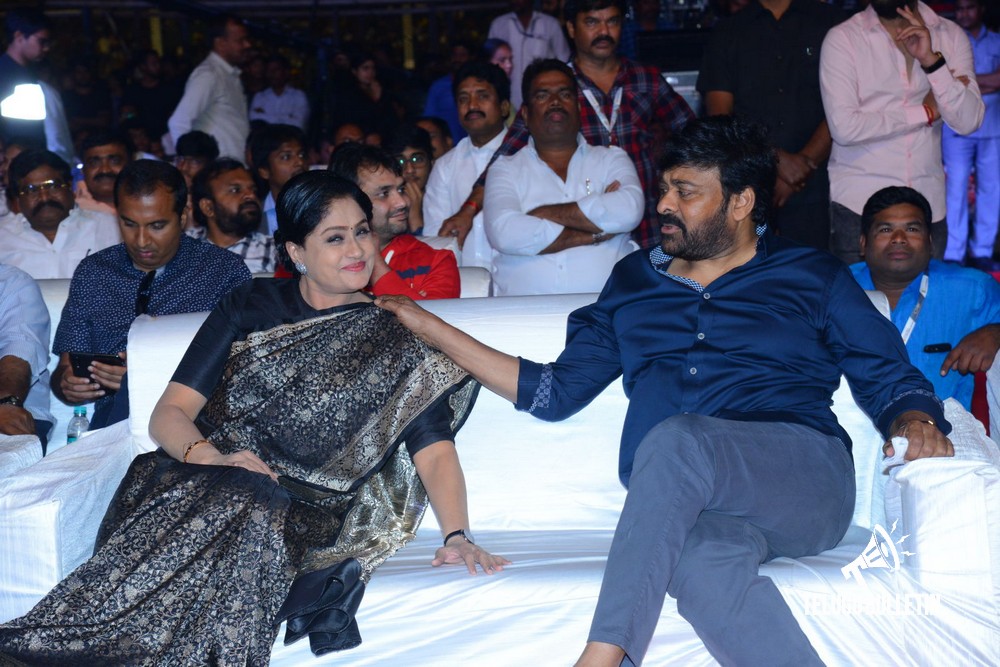 TeluguBulletin's tweet photo. Photos: #SarileruNeekevvaruPreRelease โ 3
For More Photos Click below Link
https://t.co/9NrcLcJU5Z
#SarileruNeekevvaruTrailer #MegaSuperEvent #MaSSMBFestivalOnJan11Th #SarileruNeekevvaruOnJan11th #MaheshBabu #Chiranjeevi #RashmikaMandanna #Vijayshanti #SLNPreReleaseEvent https://t.co/P9zLR3VTTt