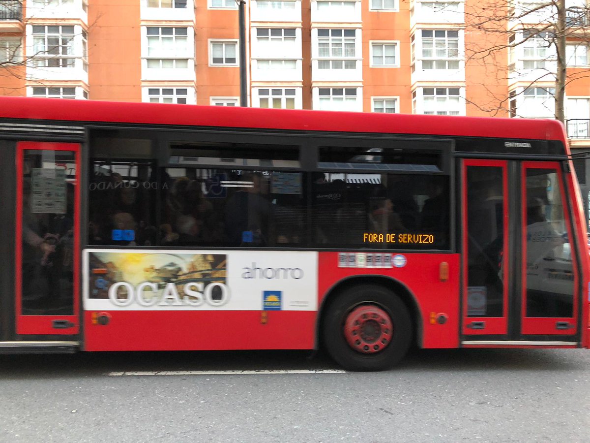 BlogBusurbano's tweet photo. Nota al @ConcelloCoruna y a @TranviasCoruna:

17:24 horas

La previsión se os ha quedado corta. Nos reportan desde #NovoMesoiro que uno de los 2 articulados #Lín21 -el #Bus343 - ya no coge gente desde la segunda parada...

¿Y ahora...? 😳

Nadie pensó en poner los 3 de diario (?) https://t.co/CabidRoJt5