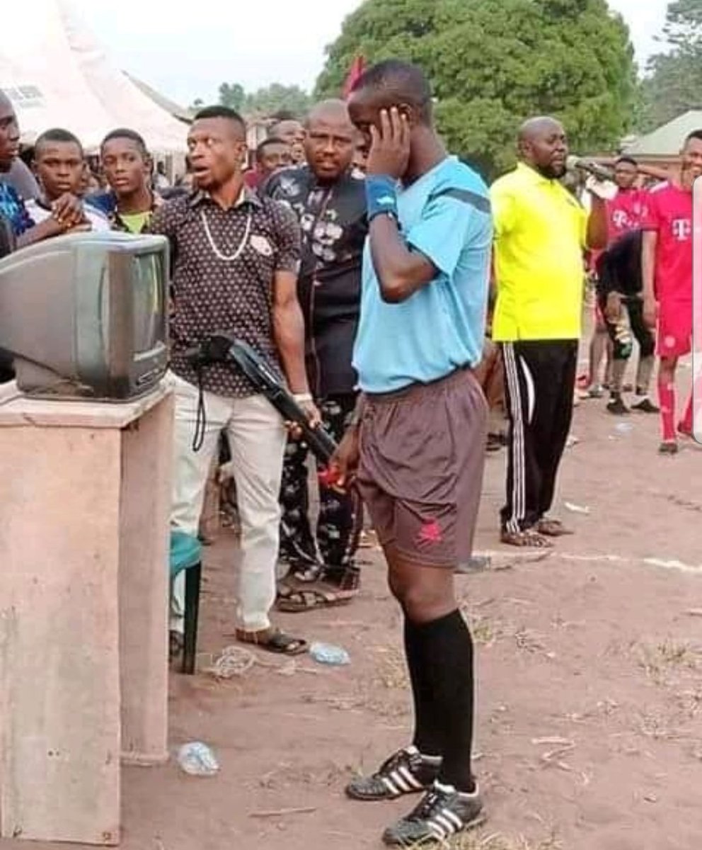 RealMediaTz1's tweet photo. VAR Imekamata mtu huku😂🙆‍♂️
@MarekaMalili @mkandamizaji @IdrisSultan @djmillie https://t.co/tJHaNfpZ1n