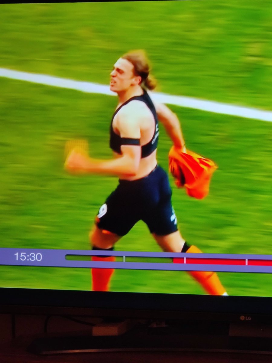 stenner_quotes's tweet photo. "Not sure I'd be taking my top off to celebrate if I was wearing a bra"

#FAACup https://t.co/Y2PsVBOkvK