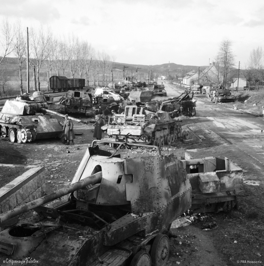 #Толбухин45 Усилиями частей 4-й гв. армии ген. Захарова значительная часть наступающей немецкой бронетехники подбита или сожжена. Всего же в боях 2—5 января подбито и уничтожено около 120 танков и САУ и до 100 БТР. Некоторые сгоревшие танки не поддаются идентификации.