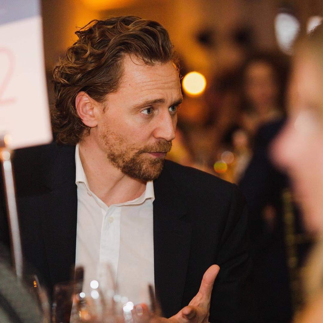 hiddlesblue's tweet photo. #curlysunday #TomHiddleston https://t.co/MoCi9wg6ob