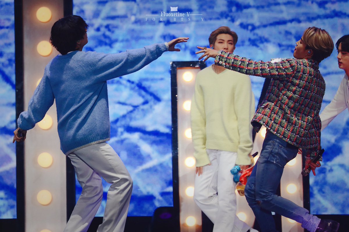 zoelu_nops's tweet photo. 200105 골든디스크
what are they doing 😂ㅋㅋㅋㅋ
#김태형 #태형 #방탄소년단뷔 #BTSV #Taehyung #뷔 #V #BTS #방탄소년단 
@BTS_twt https://t.co/AXONTZXxhD