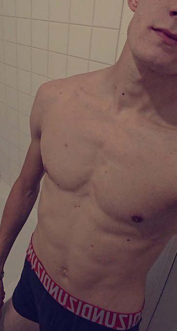 3 pic. [PLAN]

Une recherche particulière parce que ce soumis de 22 ans cherche à faire un plan à trois
