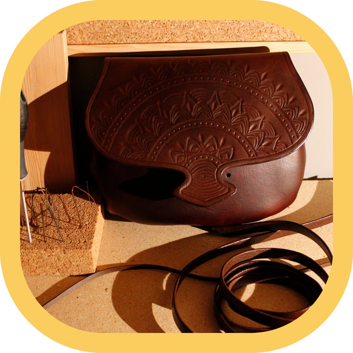 MemmoLeatherC's tweet photo. Dye has been added and assembly is nearly done.🌞#leatherbag #leatherpurse
#hippiestyle
#hippievibes
#vintagevibes
#handcraftedleather
#handmadeleather
#leathergoods
#håndverk
#lærarbeid
#lærveske
#veske
#lagetinorge
#tooledleather
#leathercarving
#carvedleather https://t.co/M9cnHlzs5W