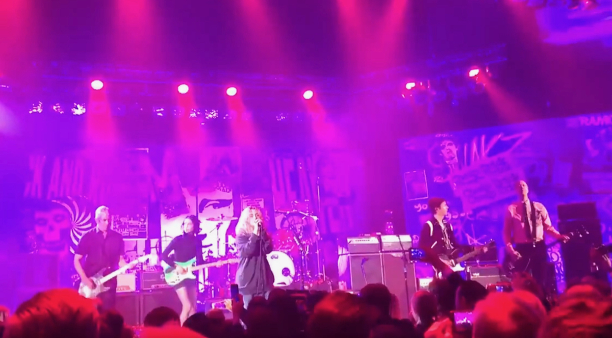 consequence's tweet photo. Watch the surviving members of Nirvana reunite for a five-song performance alongside St. Vincent, Beck, and Dave Grohl's 13-year-old daughter Violet: https://t.co/fwn0KnxWPD #nirvanareunion https://t.co/CvaHanZMtM