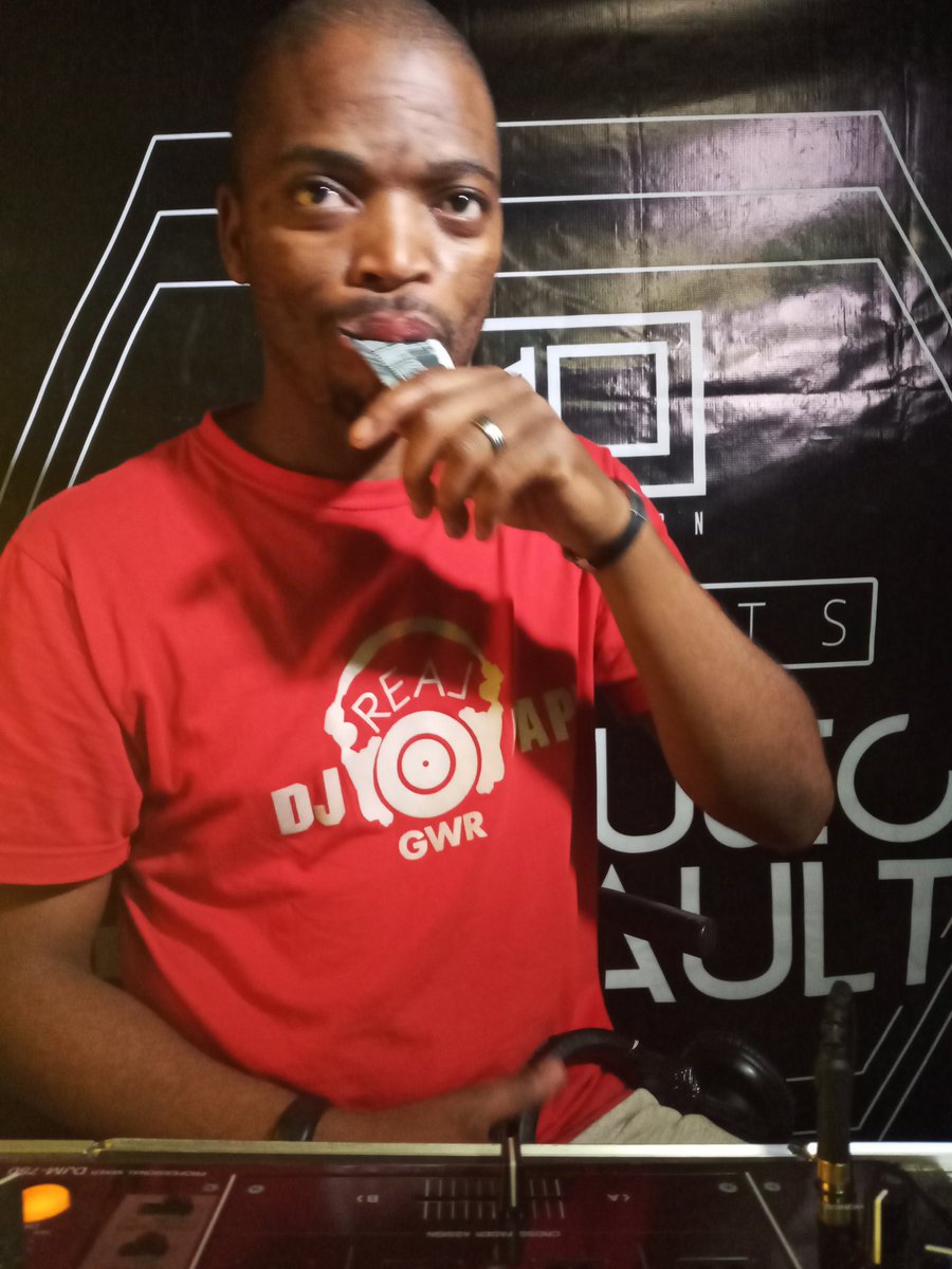 muziskosana_SA's tweet photo. Siyi phusha nge munyu le#250hoursset with @realdjpapi #RealDjpapiGWR #worldrecord https://t.co/G2g7lHE0GK