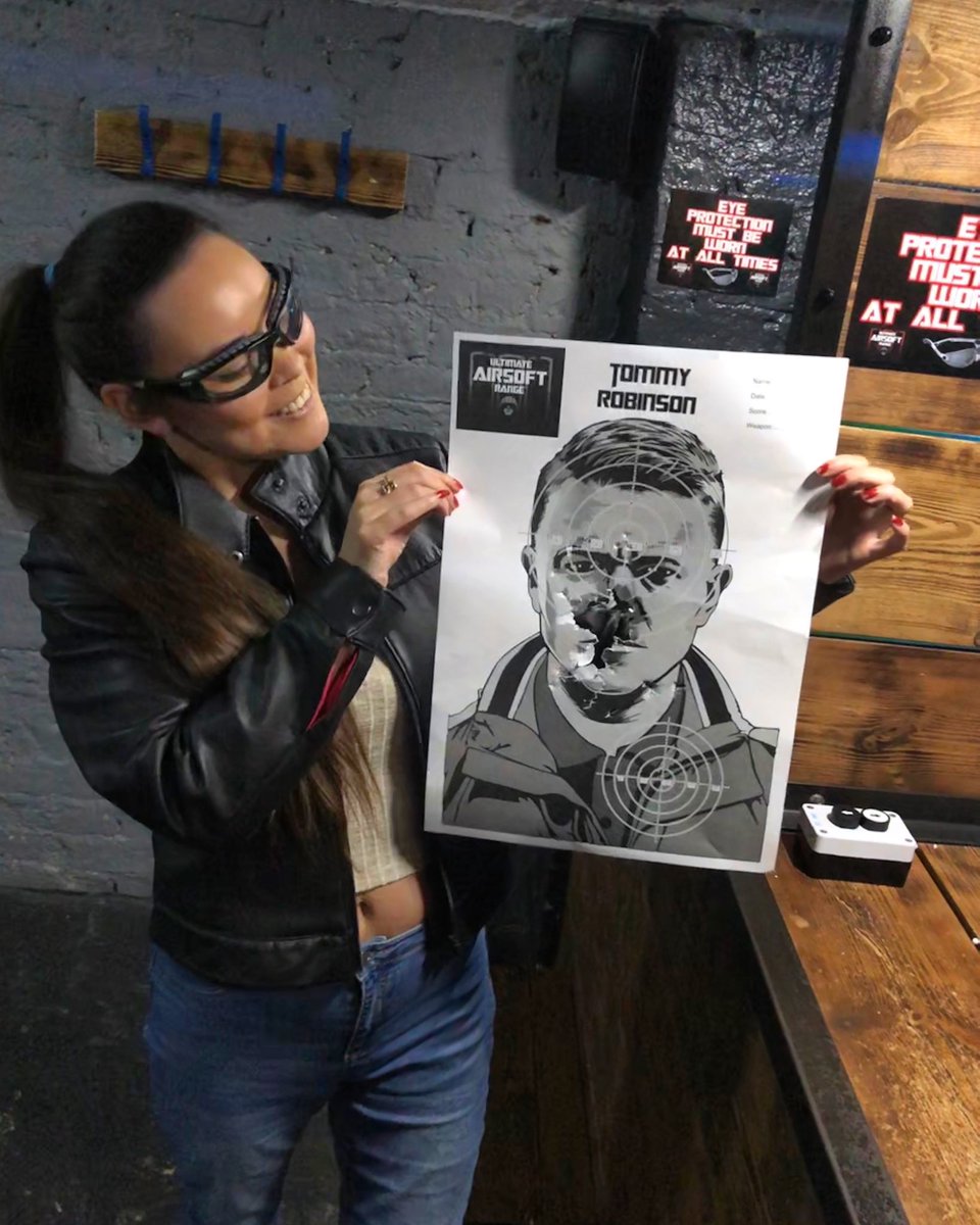 LindaEmm's tweet image. Absolutely loved my first time at @Ultimateairsof2 today! Getting to shoot a hole in Tommy Robinson’s face was just the icing on the cake 🤣💞