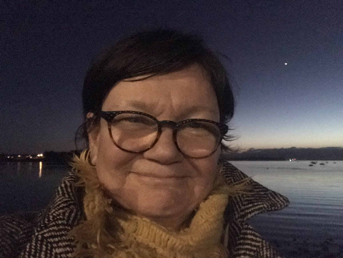 18h30 / Premier dimanche soir 2020 avec Port-Louis en toile de fond., il fait doux depuis le port de Sainte Catherine à Locmiquélic .Bonne année et bon vent à tous.