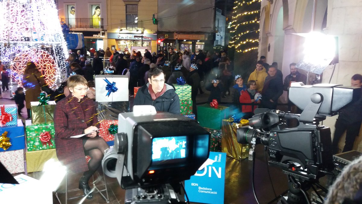 bdncom's tweet image. A les 19h tornem a oferir-vos en directe la #cavalcadabdn desde Televisió Badalona. Ho estem posant tot a punt. No us ho perdeu, que som a la Pl.Vila i a tot el recorregut. 10 minuts i hi som, #Badalona🌠👑🎁!!
