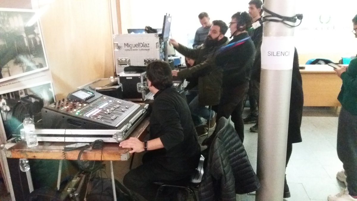 bdncom's tweet image. A les 19h tornem a oferir-vos en directe la #cavalcadabdn desde Televisió Badalona. Ho estem posant tot a punt. No us ho perdeu, que som a la Pl.Vila i a tot el recorregut. 10 minuts i hi som, #Badalona🌠👑🎁!!