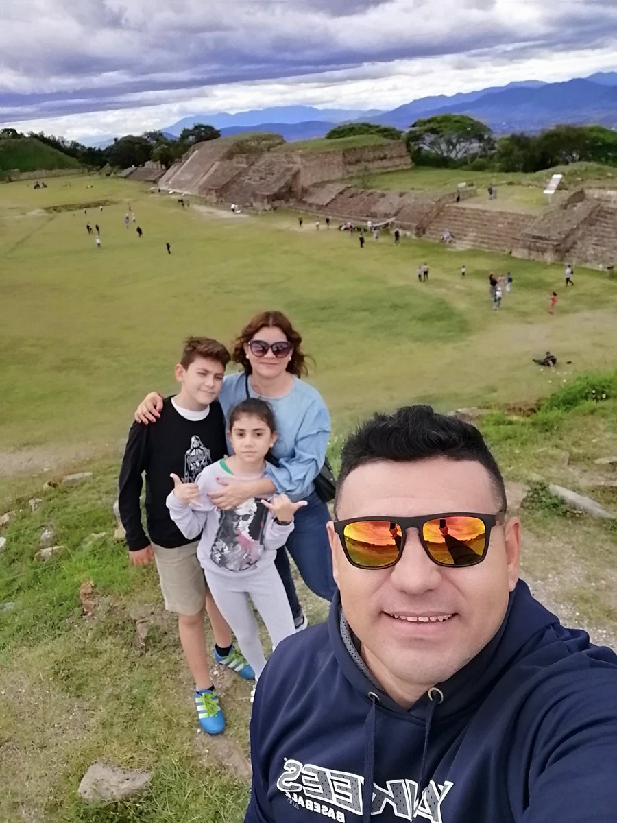 sharkgalan's tweet photo. Solo en familia se disfruta de lo hermoso de Oaxaca.. #ElBelloMonteAlban #OaxacaLoTieneTodo #OaxacaEstaDeModa https://t.co/aGMFRltaER