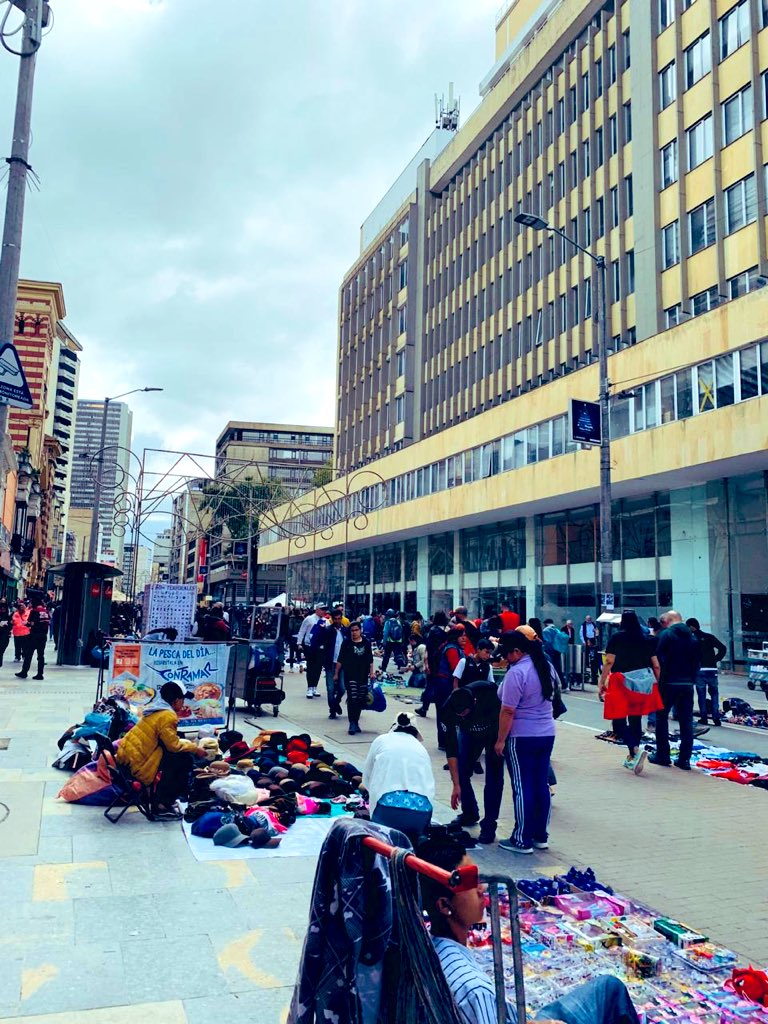 Blogciudad's tweet photo. #Bogotá desde la Plaza de Bolívar hasta el Museo Nacional se convierte por toda la Carrera Séptima en el lugar predilecto para propios y turistas que buscan dar un paseo, comprar curiosidades, artesanias o beber un #Café.Al recorrido se le conoce popularmente como el “#Septimazo” https://t.co/gXEHAu0IGG