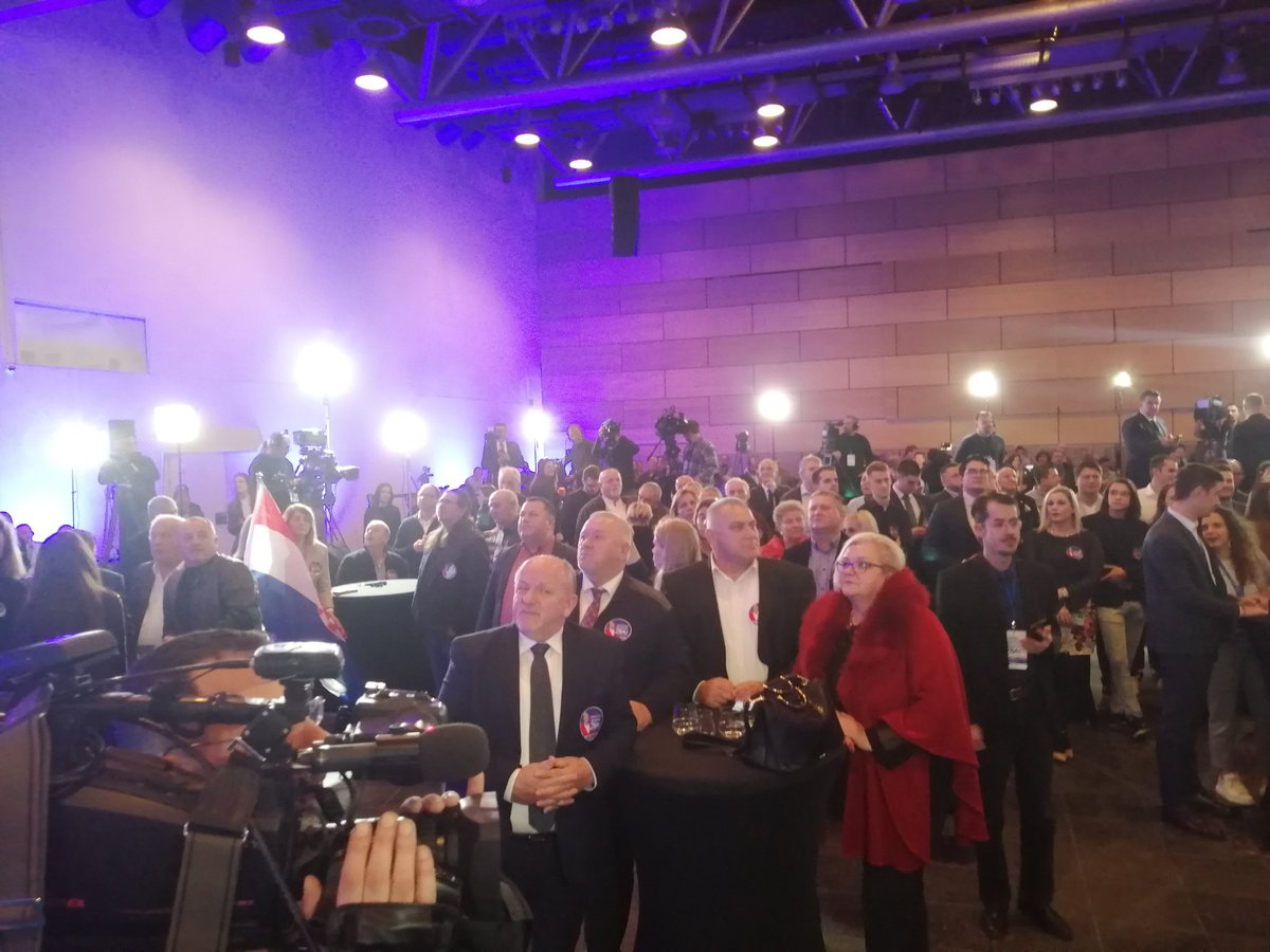 Atmosfera u stožeru Kolinde Grabar-Kitarović nakon prvih  rezultata izlaznih anketa. #HRTizbornanoc <a href="/hrtvijesti/">HRT Vijesti</a>
