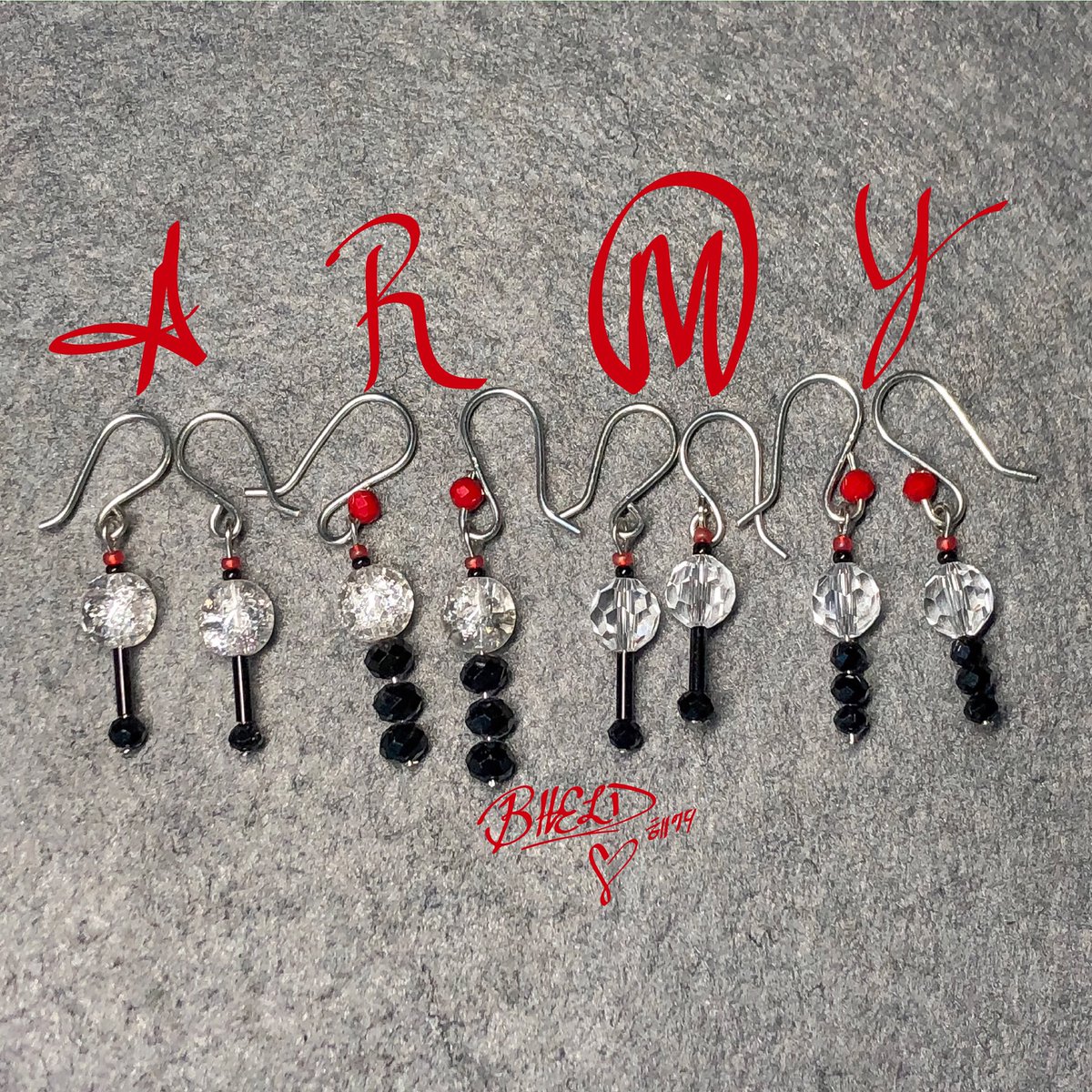 bheldpr's tweet image. 🎆LOOK IT’S THE ARMY LIGHT-STICK EARRINGS!🎆
Il-Sam (1-3) are the cute ARMY light-stick earrings created to show your BTS ARMY pride in a chic way. There are 4 styles to choose from, A R M Y, alone or with the Sam-Pal (3-8) dangle in the DDAENG set.
🙌🏼🌹💜
#BHELDPR #BTSARMY