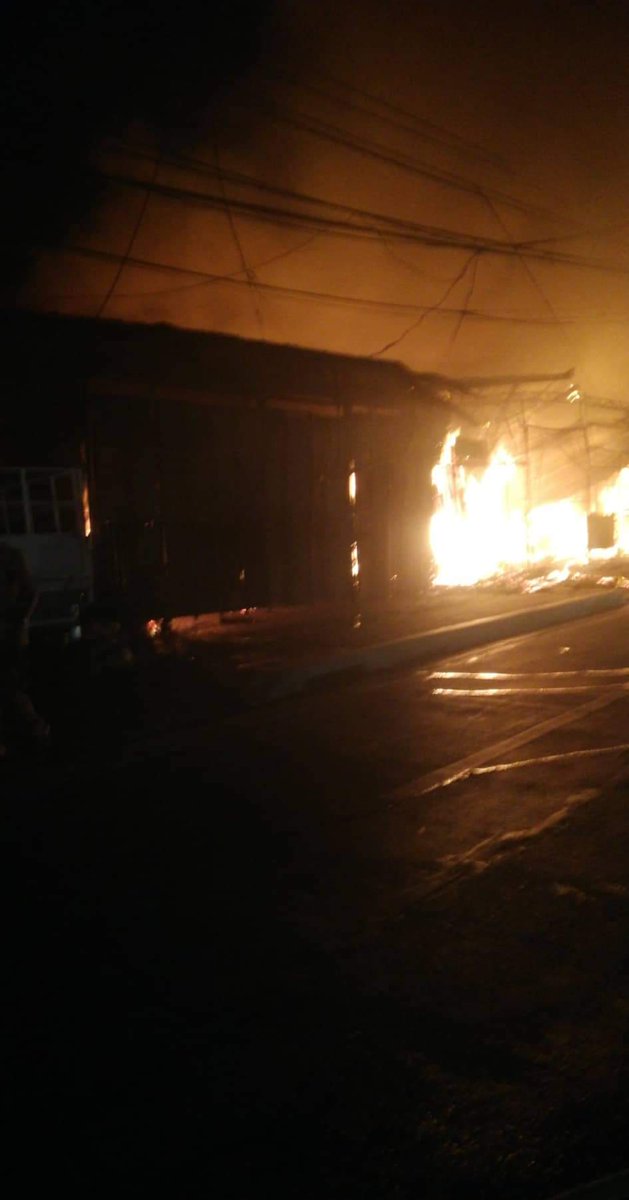 firealertmm's tweet image. 10-70
2nd Alarm
Magdiwang Road
Green Valley
San Nicholas 3
Bacoor, Cavite
#FireAlertMetroManila
#FireAlertPH 
#Pureforce
ctto: RAHA62
@ABSCBNNews @LyzaAquinoDZMM @gmanews @DZMMTeleRadyo @bayanmo @dzrhnews @cnnphilippines @JervisManahan @jeffreyhernaez @TXTFIRE