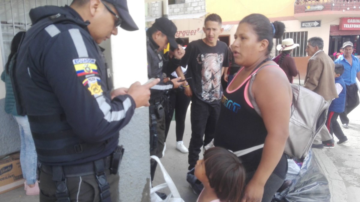 Con <a href="/PoliciaEcuador/">Policía Ecuador</a> precautelando la seguridad ciudadana realizamos operativo control de documentos a vendedores informales
<a href="/xaesma/">Xavier Martínez Guillén</a>  <a href="/goberazuay/">Gobernación del Azuay</a> <a href="/ADRIANLITUMA/">Adrián Lituma</a> <a href="/azuayinten/">Intendencia del Azuay</a>