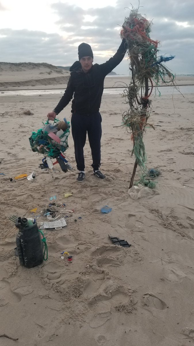 adyadeblanco's tweet photo. No es posible que en 10 minutos hayamos recogido toda esta basura   de la playa.. Es muy triste ver como no se hace nada por mantener limpias las playas... Demandamos acciones para cuidar el medio ambiente #notiresbasura #cuidaelmundo #concellofisterra  #vozdegalicia https://t.co/xqGhn3Xbz1