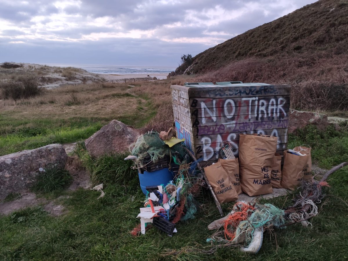 adyadeblanco's tweet photo. No es posible que en 10 minutos hayamos recogido toda esta basura   de la playa.. Es muy triste ver como no se hace nada por mantener limpias las playas... Demandamos acciones para cuidar el medio ambiente #notiresbasura #cuidaelmundo #concellofisterra  #vozdegalicia https://t.co/xqGhn3Xbz1