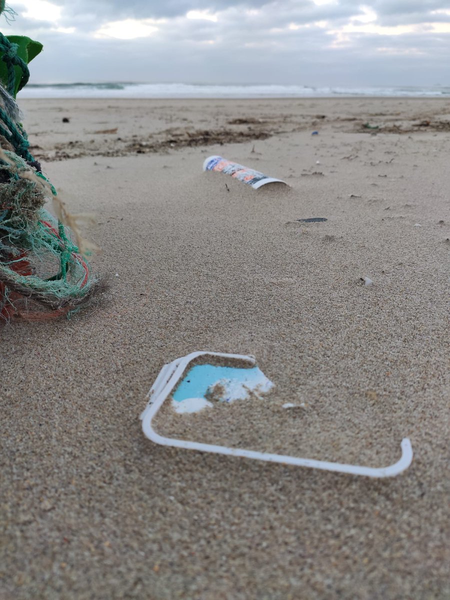 adyadeblanco's tweet photo. No es posible que en 10 minutos hayamos recogido toda esta basura   de la playa.. Es muy triste ver como no se hace nada por mantener limpias las playas... Demandamos acciones para cuidar el medio ambiente #notiresbasura #cuidaelmundo #concellofisterra  #vozdegalicia https://t.co/xqGhn3Xbz1