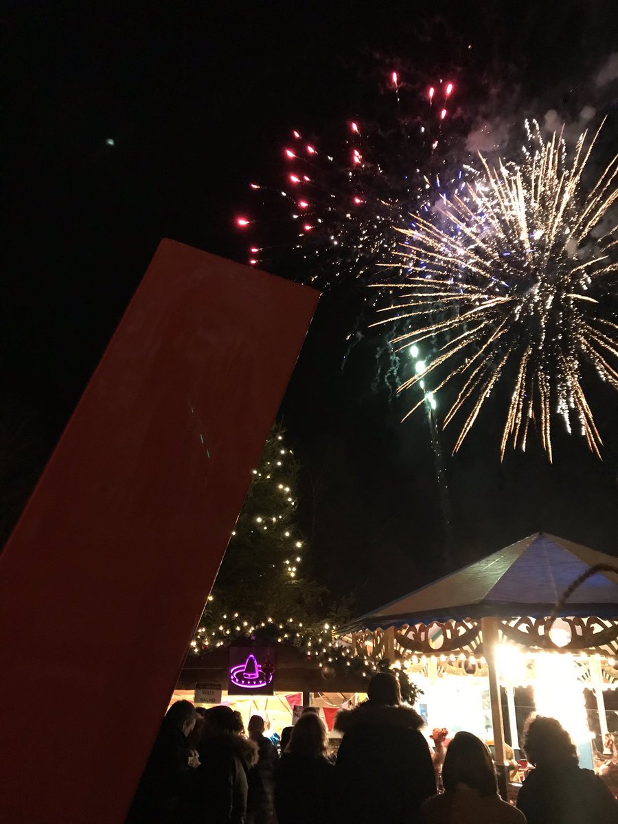 Arinda_C's tweet photo. @bergeijkgem WEsterhoven knalt het nieuwe jaar in met vuurwerk op gezellig winterfeest! https://t.co/eFiEv62zUj