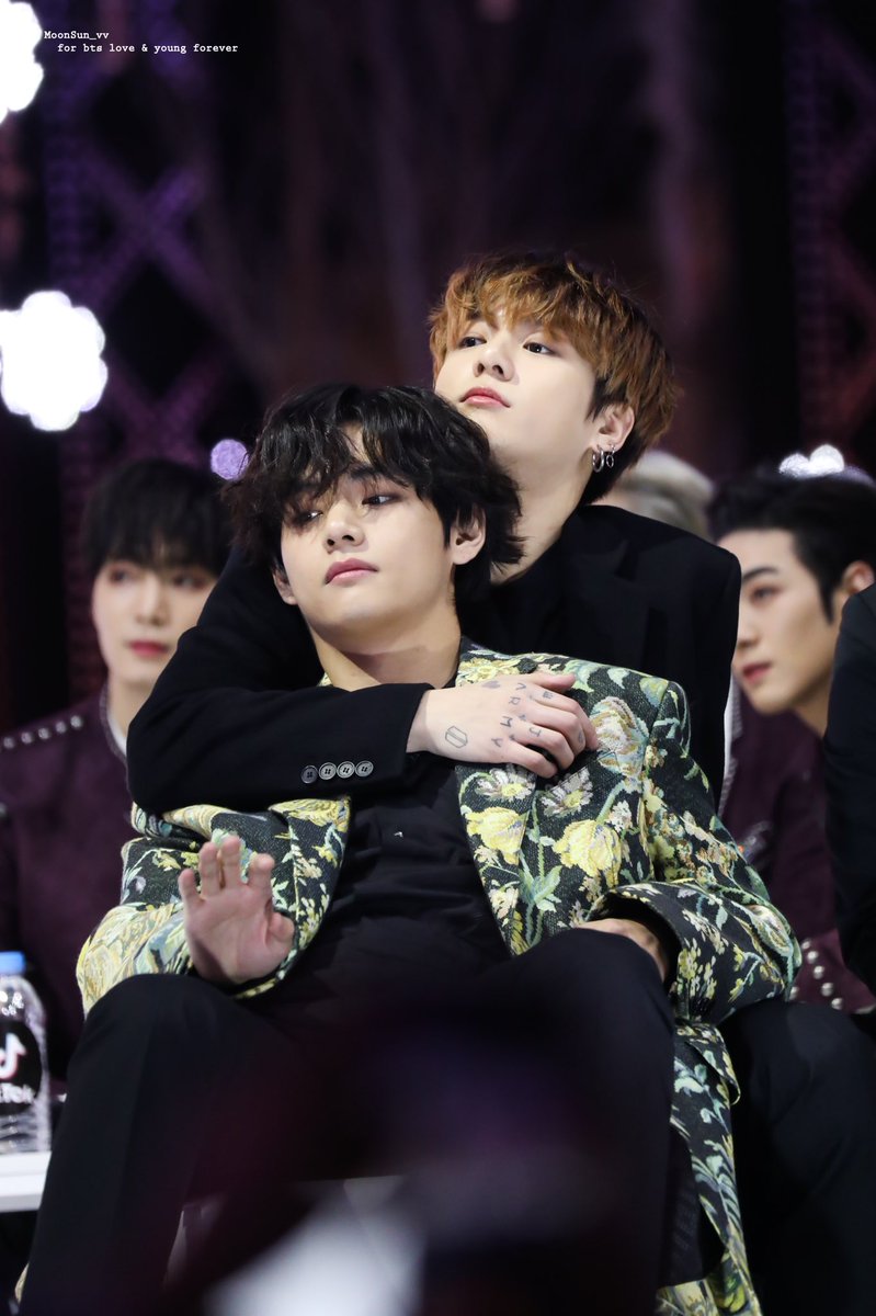 MoonSun_vv's tweet photo. HD 0105 GOLD
골디수상식 
🌙☀️

🤭🤭
#김태형 #태형 #뷔 #v #Taehyung #전정국 #정국 #JUNGKOOK #jk #방탄소년단 #bts #kookv #taejook https://t.co/LPjbjHY69v
