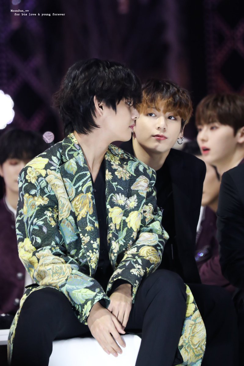 MoonSun_vv's tweet photo. HD 0105 GOLD
골디수상식 
🌙☀️

🤭🤭
#김태형 #태형 #뷔 #v #Taehyung #전정국 #정국 #JUNGKOOK #jk #방탄소년단 #bts #kookv #taejook https://t.co/LPjbjHY69v
