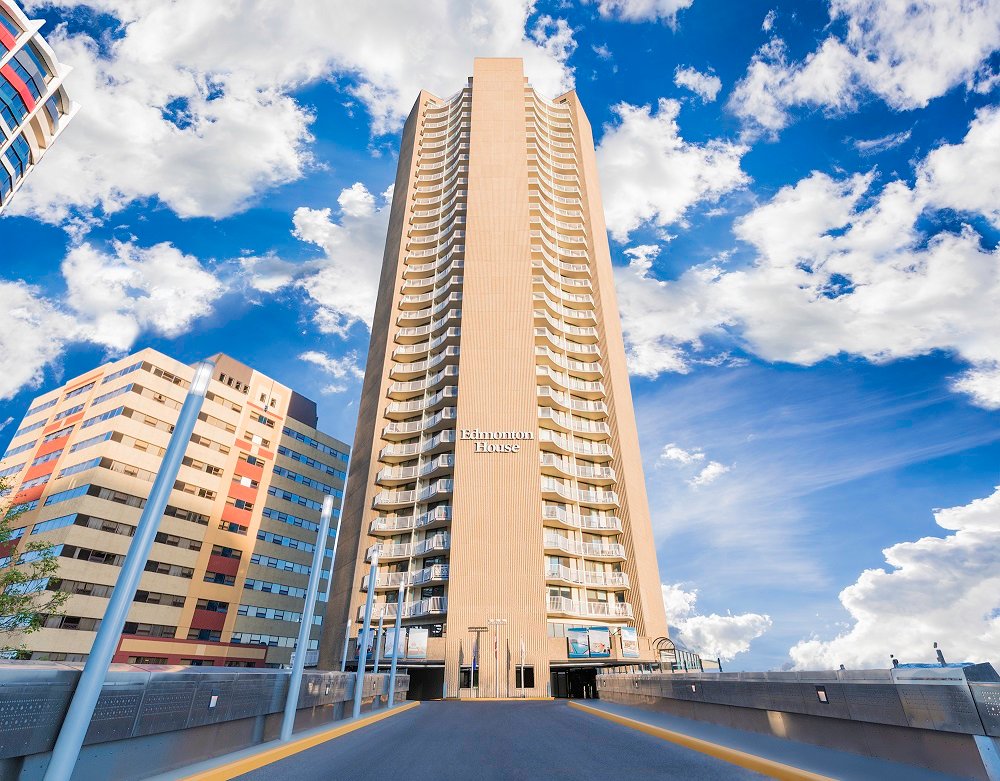 RentMidwest's tweet photo. Open House! #EdmontonHouse is holding an #openhouse this Saturday (Jan 11) from 11 - 4 pm! We hope to see you there (10205 100 Ave)! Apply today as the first 3 approved applicants will receive a Cruise Vacation for 2! https://t.co/Eli9sOinQy #openhouse  #EscapeWinter #RentMidwest https://t.co/3iVkuTLdxk