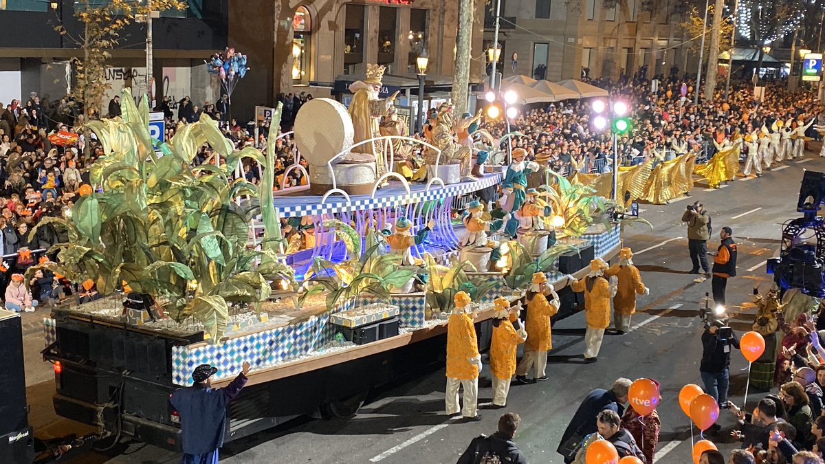 RTVECatalunya's tweet photo. 👑👑👑 El Rei Melcior ja és a Barcelona!!! Pots seguir la cavalcada en directe a través de totes les nostres xarxes socials. #ReisTVE https://t.co/jfvIWYnX4b