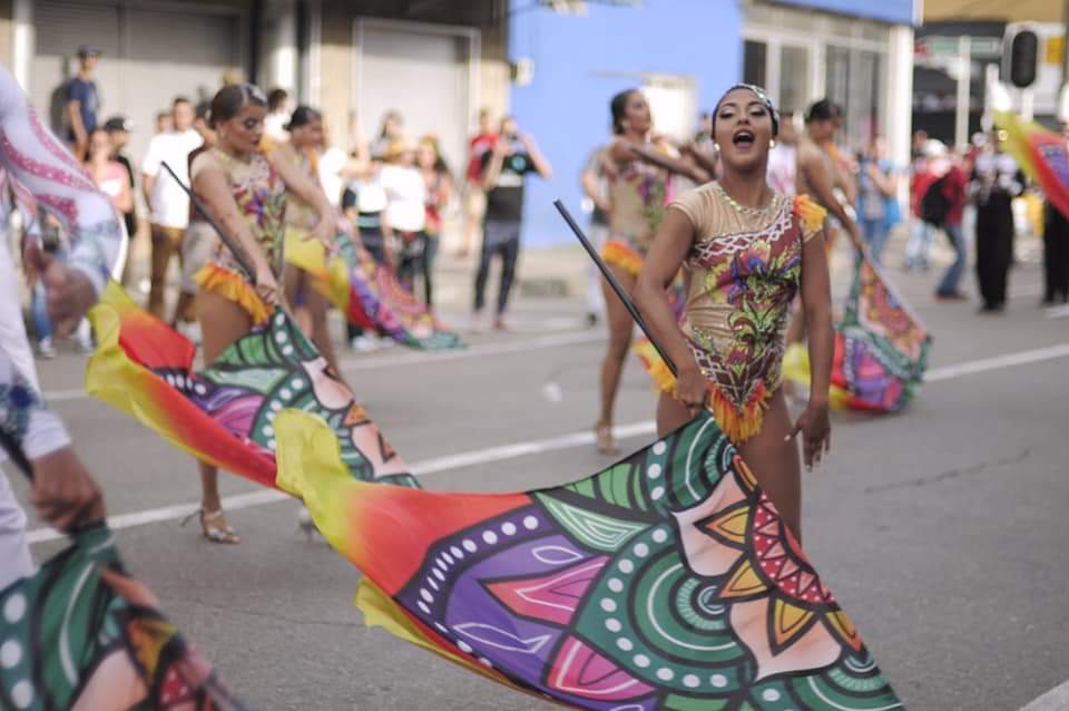 BandMeva's tweet photo. Que el color y la magia del #arte y la #cultura del carnaval de @negrosyblancos de @alcaldiapasto @gobnarino, invadan siempre a nuestro país 🇨🇴 de paz y alegría. #Medellin Vanguardia Harmony Show Band saluda a todo el pueblo nariñense desde #Antioquia #NegrosYBlancos2020 https://t.co/DcjR2ecXLb
