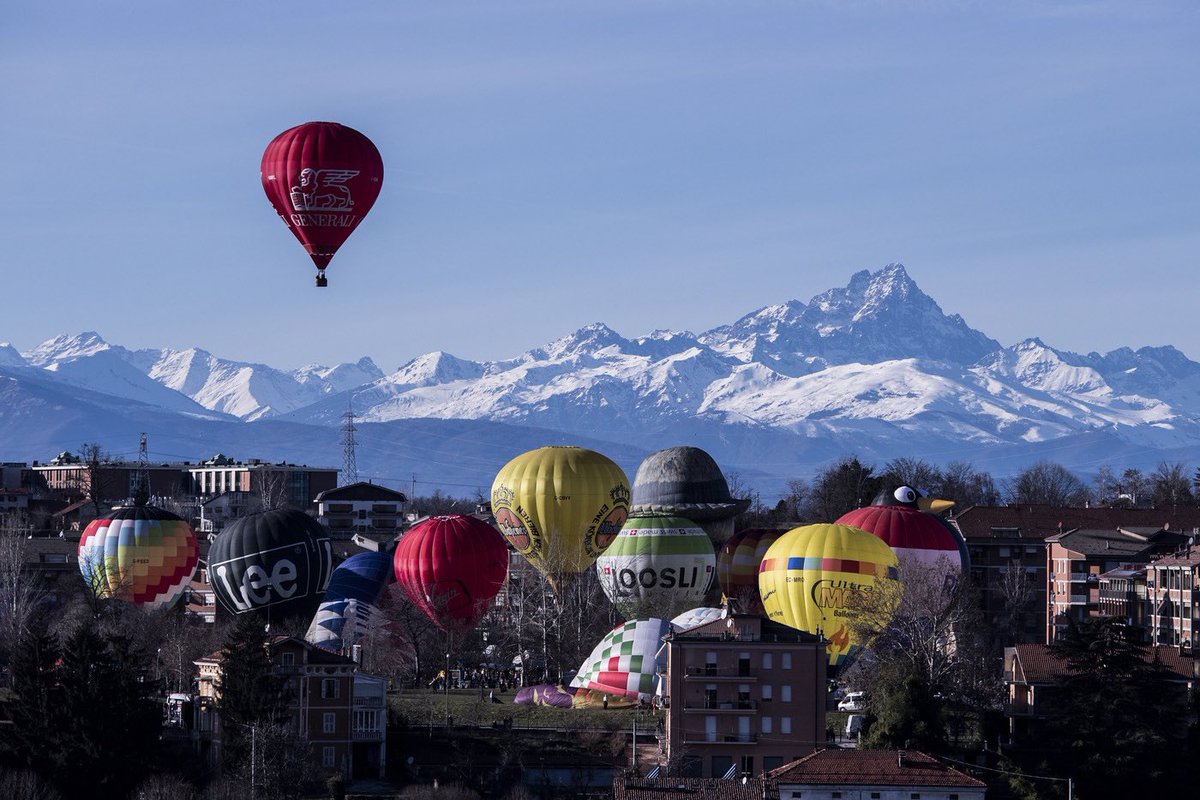 Mondovì | Italy Balloon Rally
Photo: @MarcoAlpozzi / @LaPresse_news 
.
.
.
.
.

#Alps #natgeotravel #folkgood #earthpix #neverstopexploring #ig_mountains #mondovi #mondovìvola #mongolfiere #hotairballoon #balloons #igpiemonte #flying #landscape @nikonproeurope #nikon
