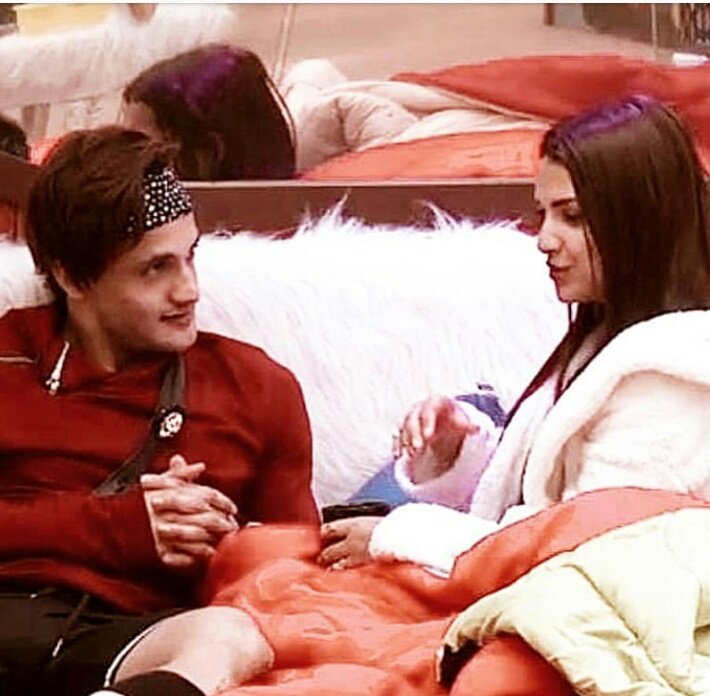 asimhimanshi2's tweet photo. agar aap himanshi ko vese nikalte naa jaise shefali ko nikala ki pure week voting rkhi aur to aur kisi ko jaan puch k save ni.kiya then we were happy
but aisa nikala
#fakebb
#Ourchoiceasimanshi
#bb13
#ColorsTV https://t.co/yNddw42sv1