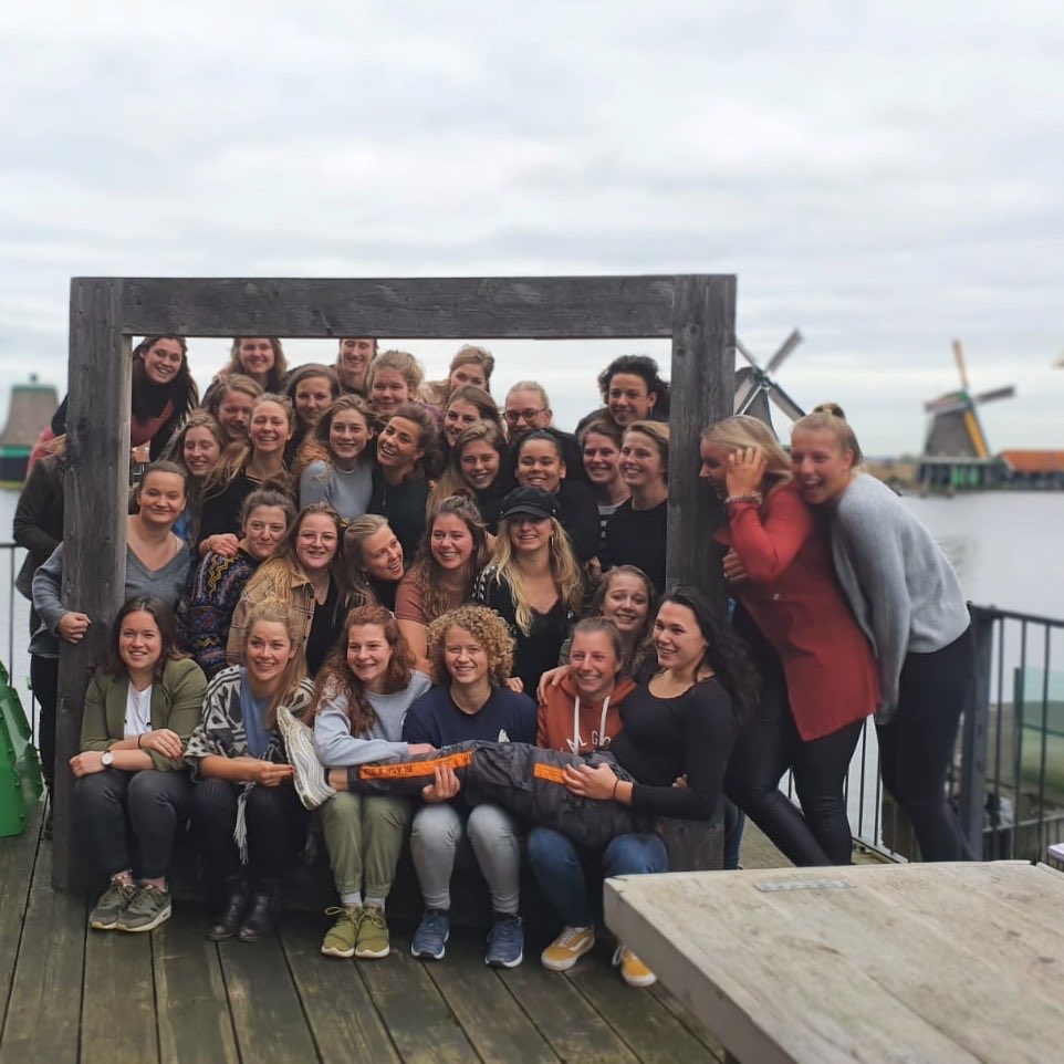 Rugby_4_Fun's tweet photo. Vandaag met @damesrugby_nl te gast geweest bij Paul Slangen. Aangezien wij een relatief jong en nieuw team zijn was het doel elkaar beter te leren kennen. Wij hebben vandaag dankzij Paul hier grote stappen in gemaakt🦁🔥🧡@RugbyNLD #trytostopus #womeninrugby #growing #rugbycoach https://t.co/gsipp7dZ4x