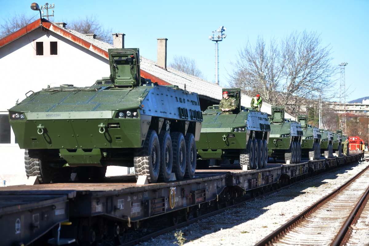 balt_security's tweet photo. Military equipment with 🇭🇷 3rd Mechanized Battalion, Guard Armoured Mechanized Brigade is getting ready to be transported by rail to Lithuania 🇱🇹. Croatia deploys its #HRVCON for the second time in support of the 🇩🇪-led @NATO's #eFP battlegroup. #WeAreNATO
📸 by @MORH_OSRH https://t.co/37sp3rwkU8