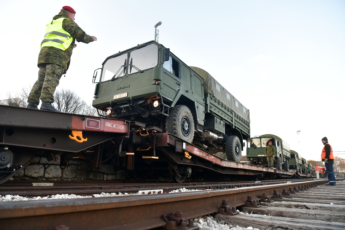 balt_security's tweet photo. Military equipment with 🇭🇷 3rd Mechanized Battalion, Guard Armoured Mechanized Brigade is getting ready to be transported by rail to Lithuania 🇱🇹. Croatia deploys its #HRVCON for the second time in support of the 🇩🇪-led @NATO's #eFP battlegroup. #WeAreNATO
📸 by @MORH_OSRH https://t.co/37sp3rwkU8