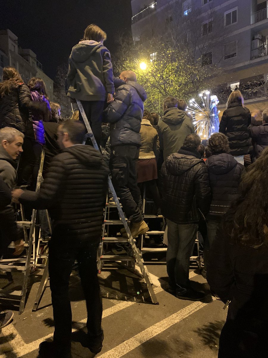 marionaluna's tweet photo. .@bcn_ajuntament, em sembla que això de les escales se’ns ha escapat de les mans. No hi hauria alguna manera de regular-ho? No només hi ha nens, sinó també adults.  #ReisBCN https://t.co/hHT8X2z9Nl